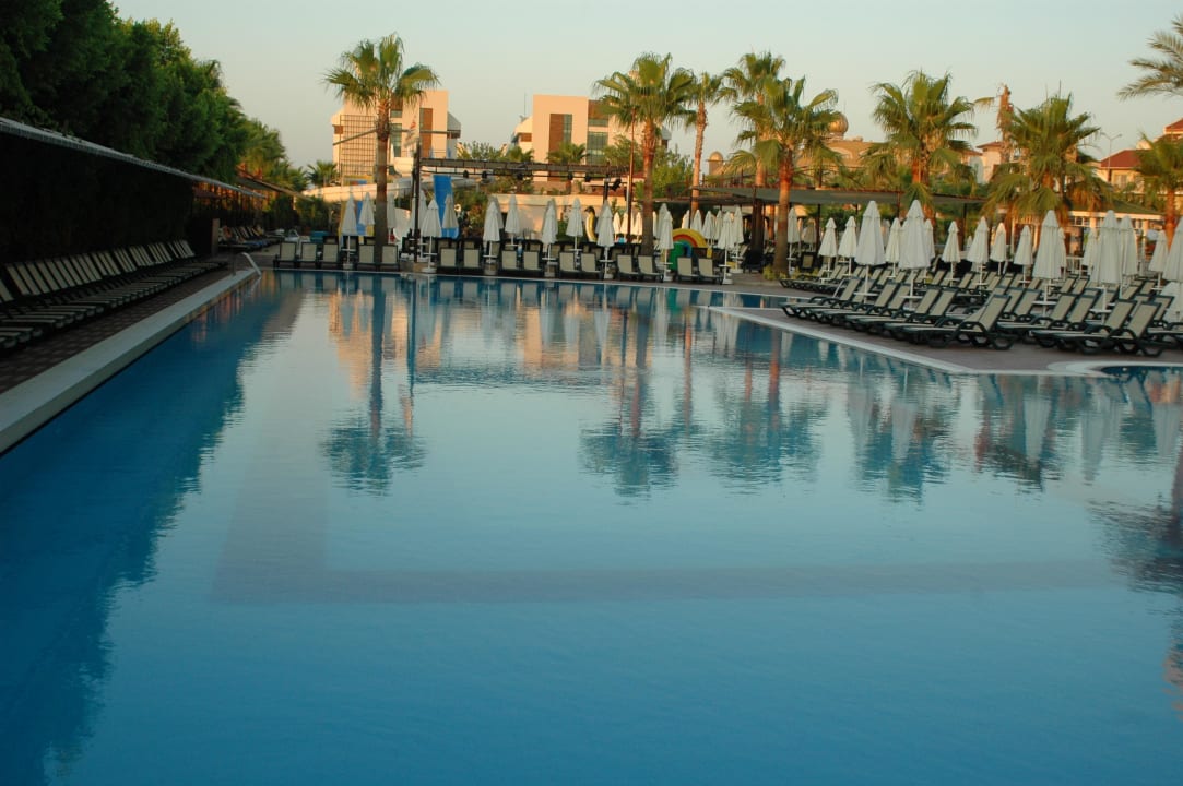 Pool am Morgen Hane Family Resort