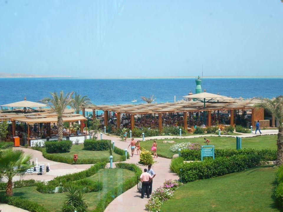 Gartenanlage mit Beachrestaurant Moreno Horizon Spa & Resort
