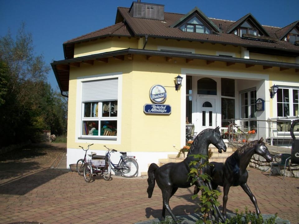 Eingang Hotel Reiterhof Altmühlsee