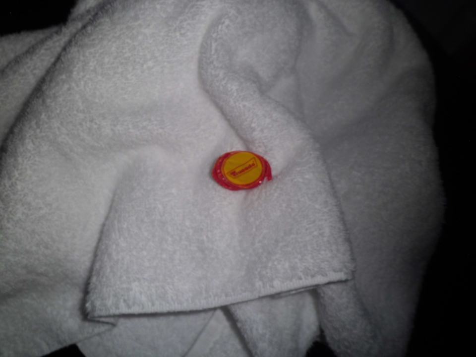 Kronkorken im Handtuch acom Hotel München