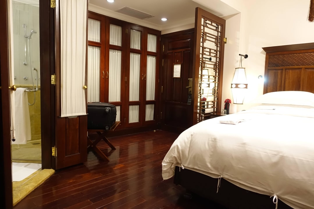 Das relativ kleine Zimmer Hotel Sofitel Legend Metropole