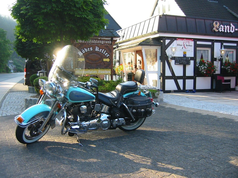 Hoteleingang mit Harley Hotel Mühlengrund
