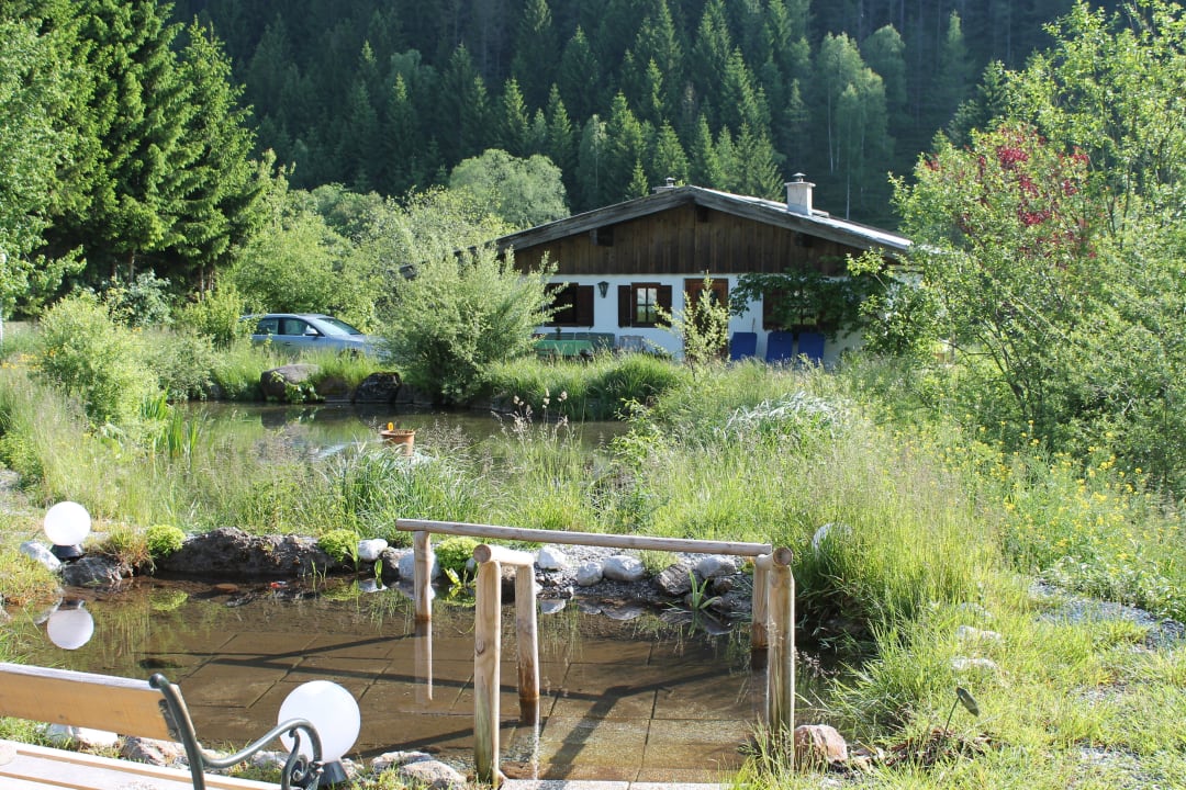 Das neue Kneippbecken und das Seehäusl Gasthof Griesenau