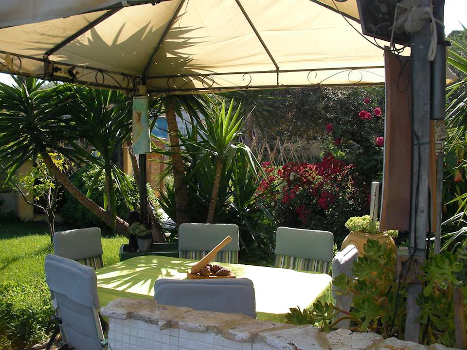 Gazebo con tavolo e sedie B&B Mariposa