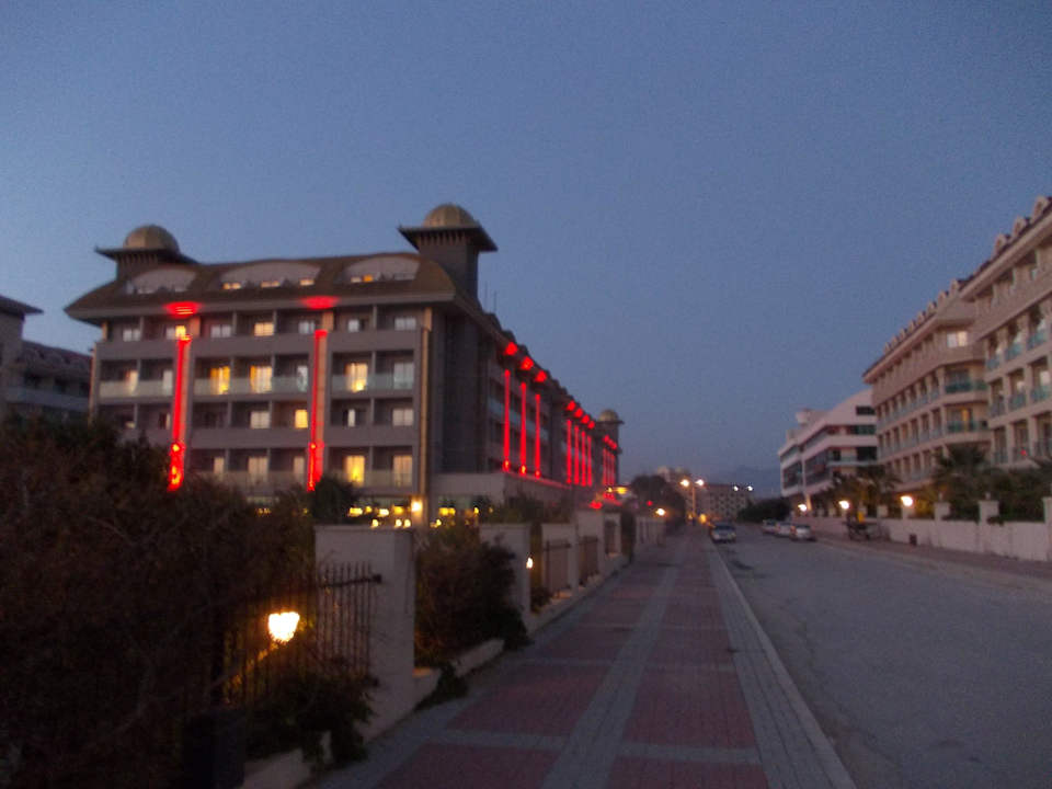 Seitlich vorm Hotel  Aydinbey Kings Palace & Spa