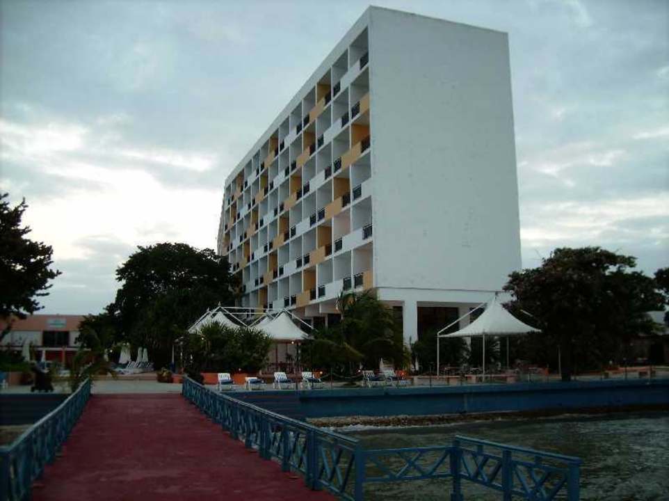 Hauptbau vom Meer gesehen Hotel Jagua Affiliated by Meliá