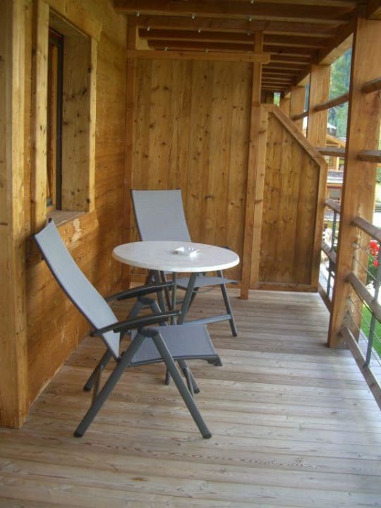 Balkon mit Sitzgelegenheiten Post Alpina - Family Mountain Chalets