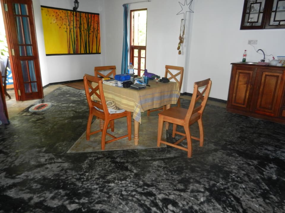 große Zimmer, total ungemütlich und leer Palm Beach Guesthouse