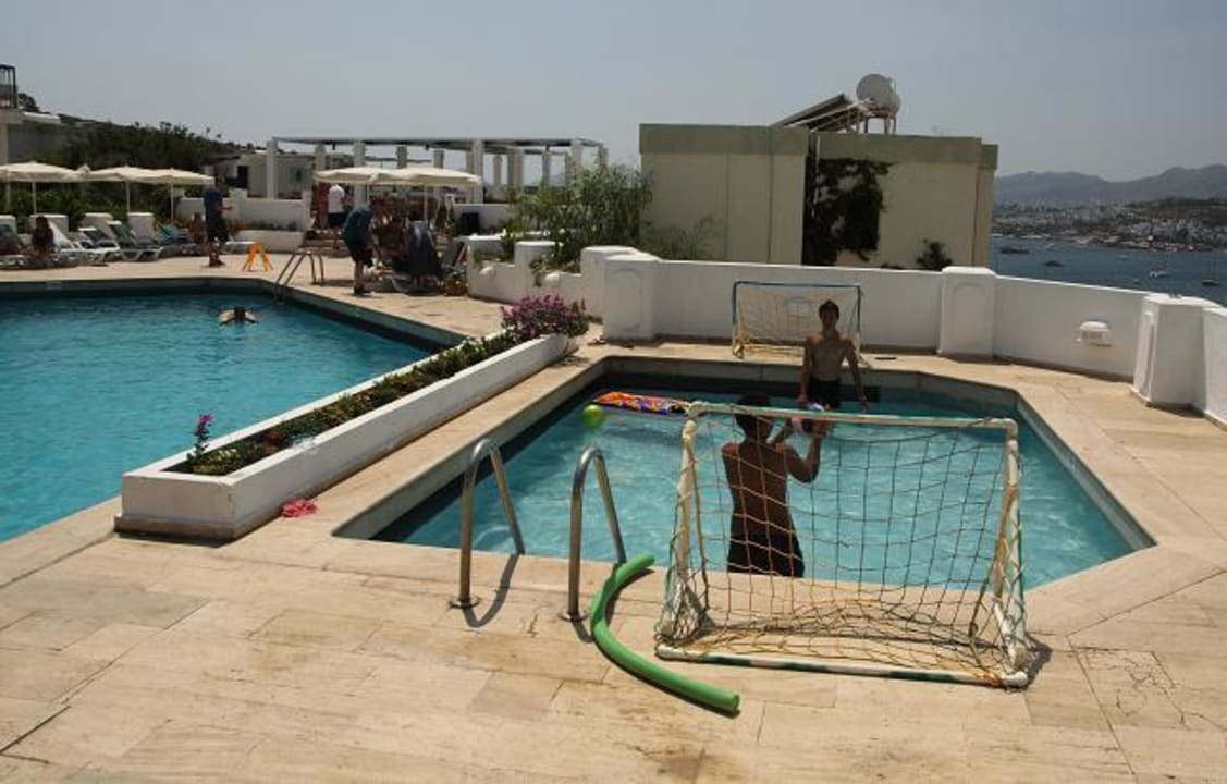 Po lewej basen, po prawej brodzik z bramkami Riva Bodrum Resort