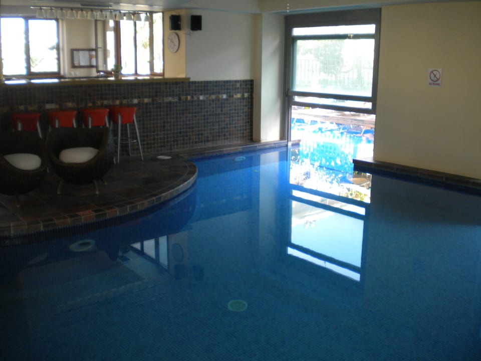 Innenpool Tor nach draussen Hotel Theartemis Palace