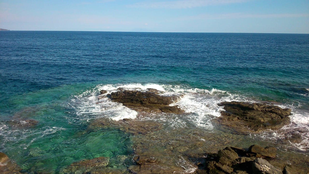 Neben der Bucht an den Klippen Aeolis Thassos Palace