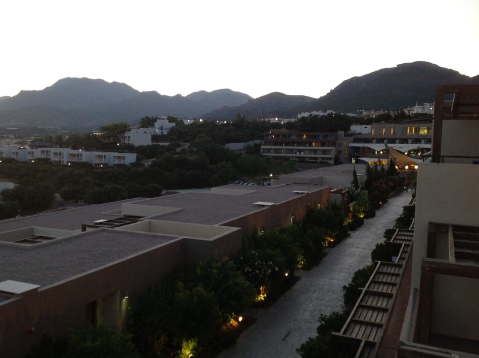Ausblick bei Dämmerung Richtung Hauptgebäude Atlantica Mikri Poli Crete
