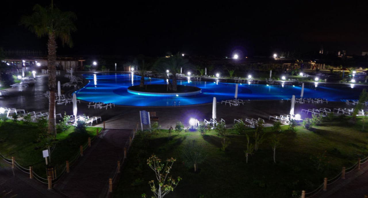 Sea World Resort Poolanlage erstrahlt im Licht Seaden Sea World Resort & Spa