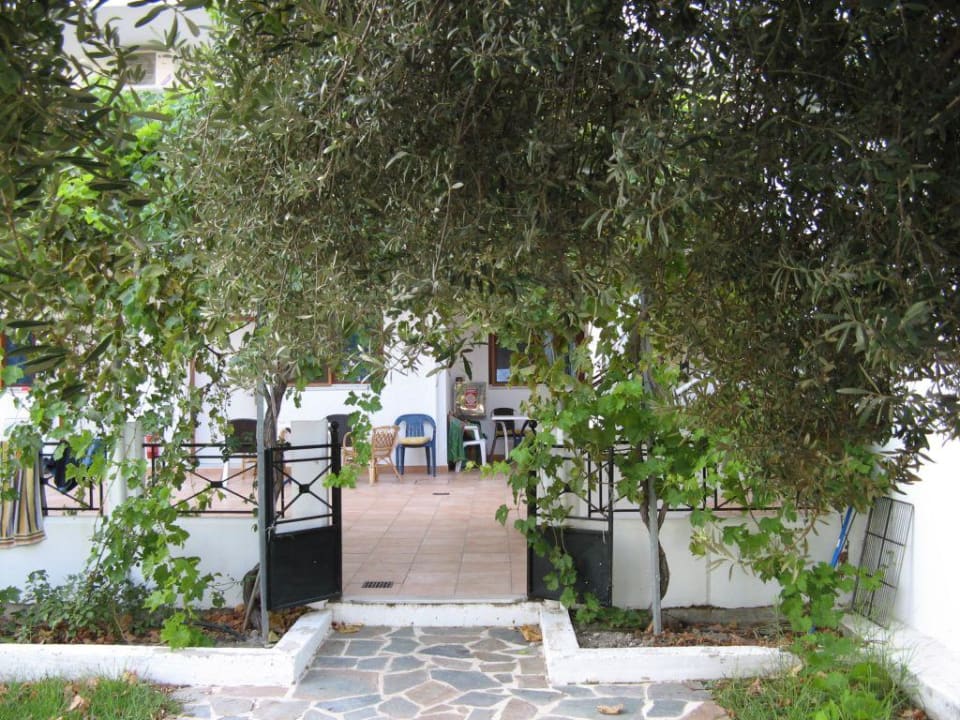 Weg zu den Terrassen im unteren Geschoß Hotel Helena Christina