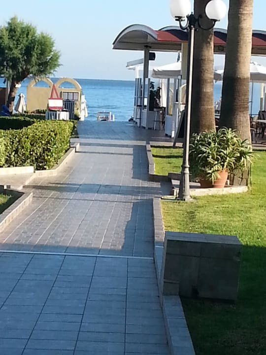 Der Weg zum Strand. Vantaris Luxury Beach Resort
