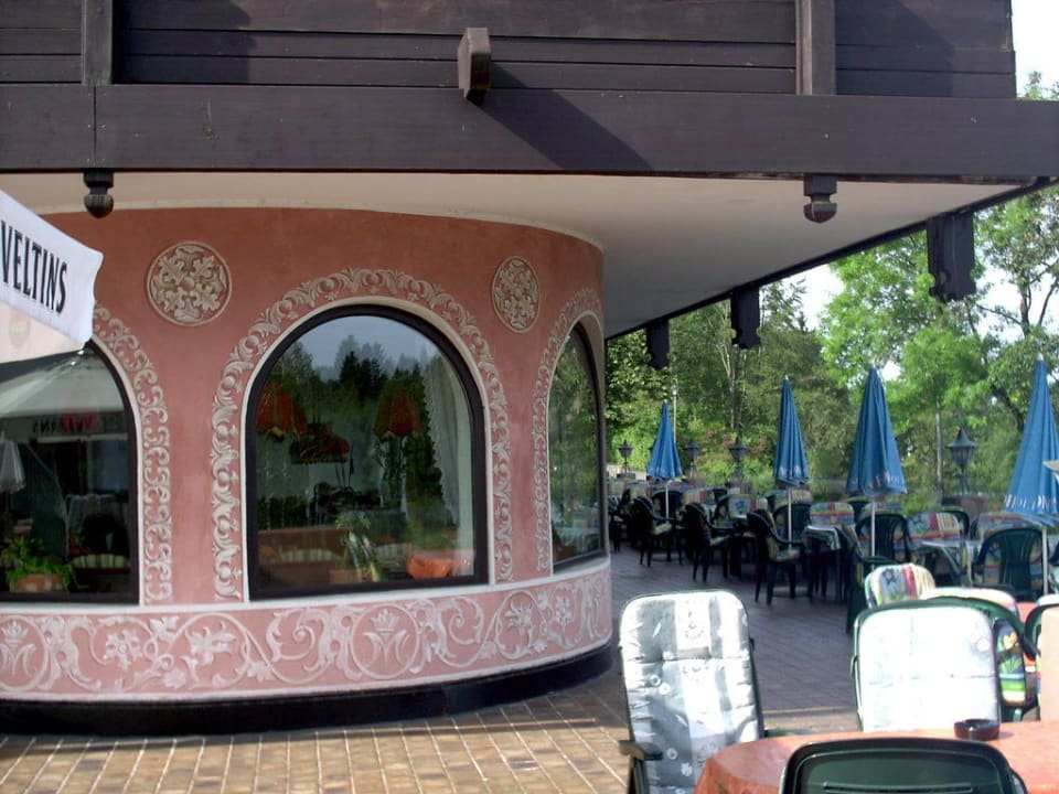 Cafeterrasse, im Hintergrund das Restaurant Hotels am Kranichsee