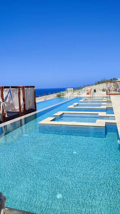 Pool The Royal Senses Resort, Curio Collection by Hilton