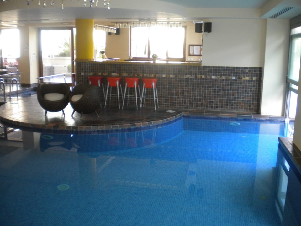 Innenpool mit Bar Hotel Theartemis Palace