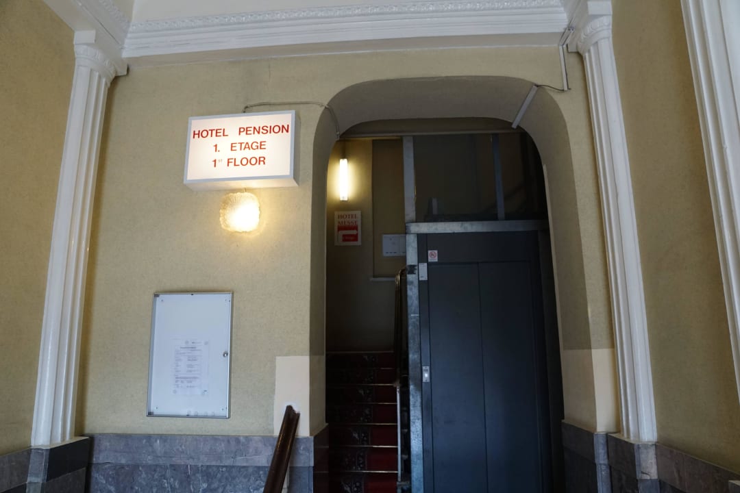 Eingang zum Hotel Pension Messe am Funkturm