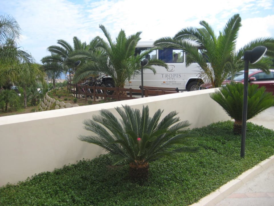 Blick vom Hoteleingang zum Parkplatz Tropis Hotel