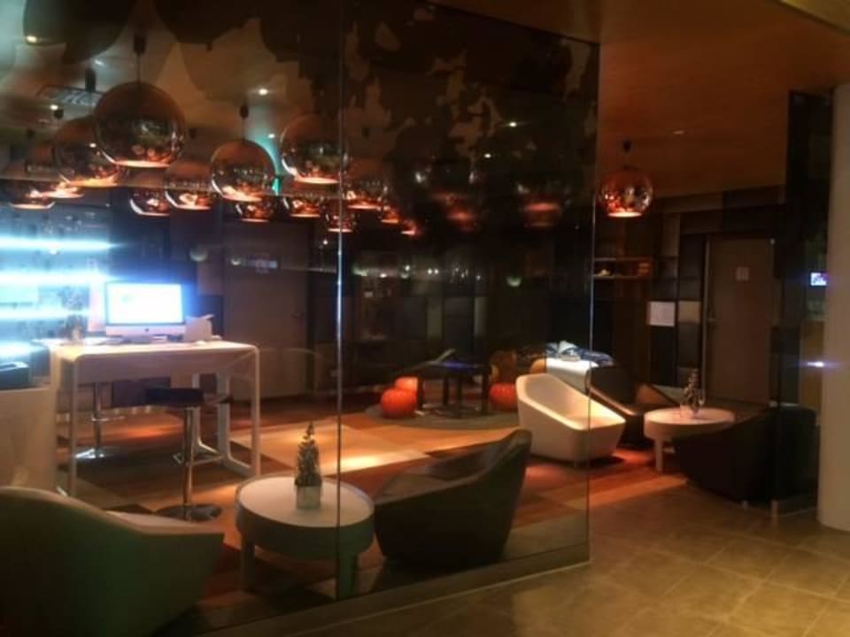 Aufenthaltsraum mit iMac Novotel München Airport