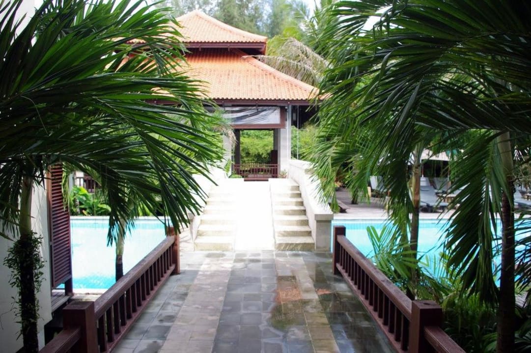 Weg von den Zimmern über den Pool zur Lobby Khaolak Oriental Resort - Adults only