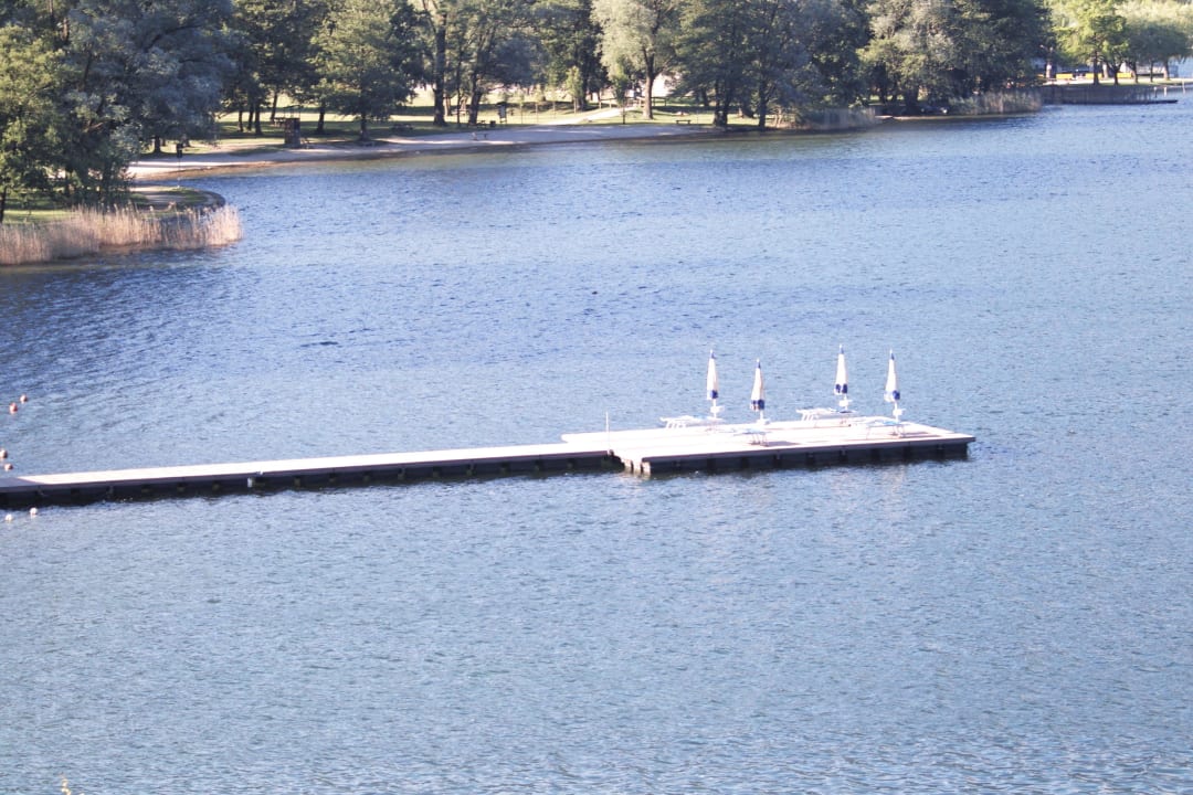 Einer der Steegs in den Levico See Parc Hotel Du Lac