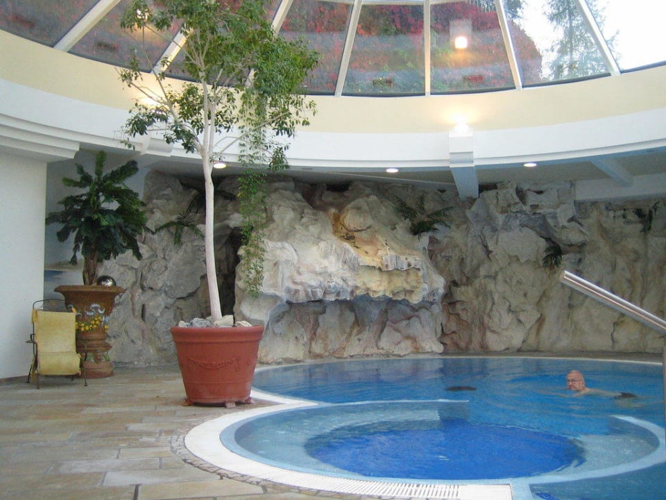 Sprudelbecken in Poolanlage Alpina Alpendorf