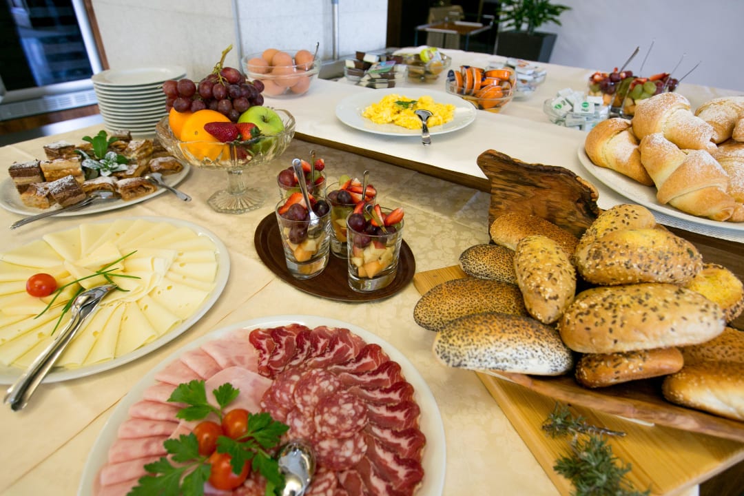 Breakfast in the Restaurant Proteus Postojna cave Rooms & Apartments Proteus