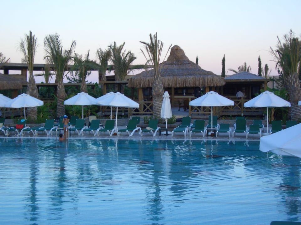 Pool bei Sonnenuntergang Royal Wings Hotel