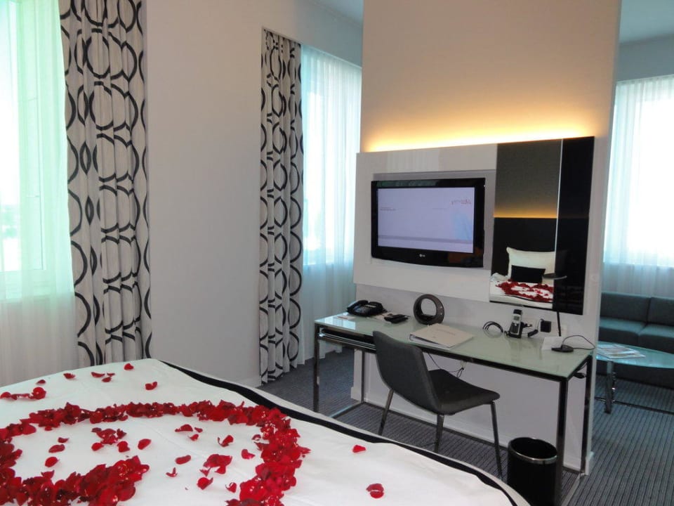 Trennwand zwischen Wohn und Schlafbereich Vienna House by Wyndham Andel's Berlin