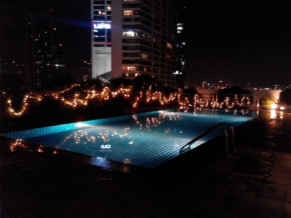 Blick von der Dachterrasse mit Pool NH Bangkok Asoke