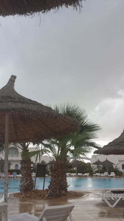 Pool bei schlechtem Wetter Djerba Sun Beach Hotel & Spa