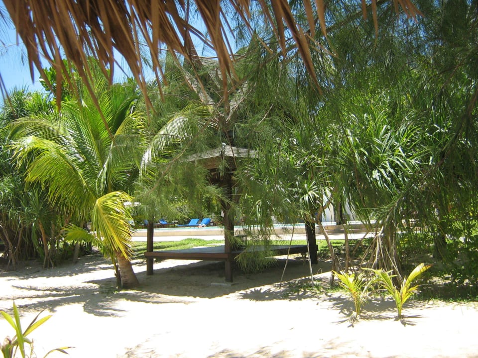 Blick vom Strand in den Garten C&N Kho Khao Beach Resort