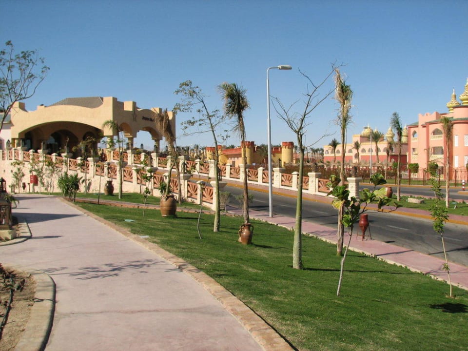 Zufahrt zur Lobby Pickalbatros Jungle Aqua Park Resort - Neverland Hurghada