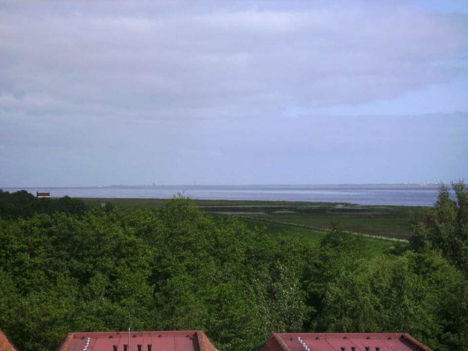 Balkonblick auf Wangerooge (re: Ort, li: Leuchtturm) Upstalsboom Hotel am Strand