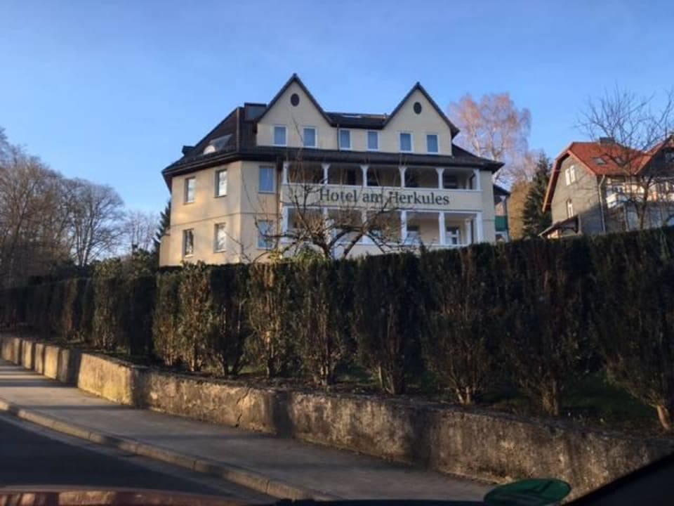 Bild von vorne Hotel am Herkules