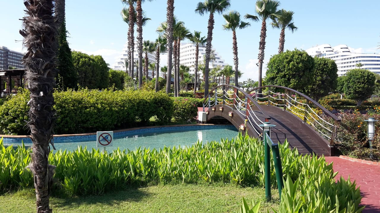 Weg zum Hotel zum Strand durch die Gartenanlage Hotel Miracle Resort