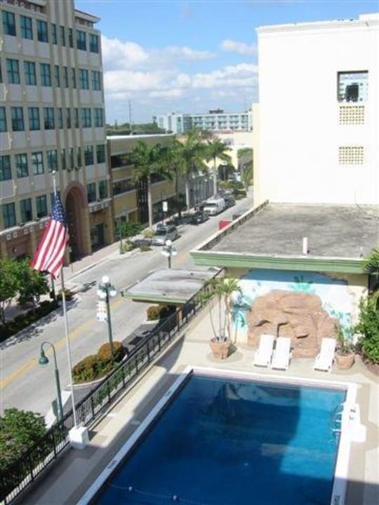 Blick zum Pool in den Innenhof Ramada Downtown Hollywood  Hotel