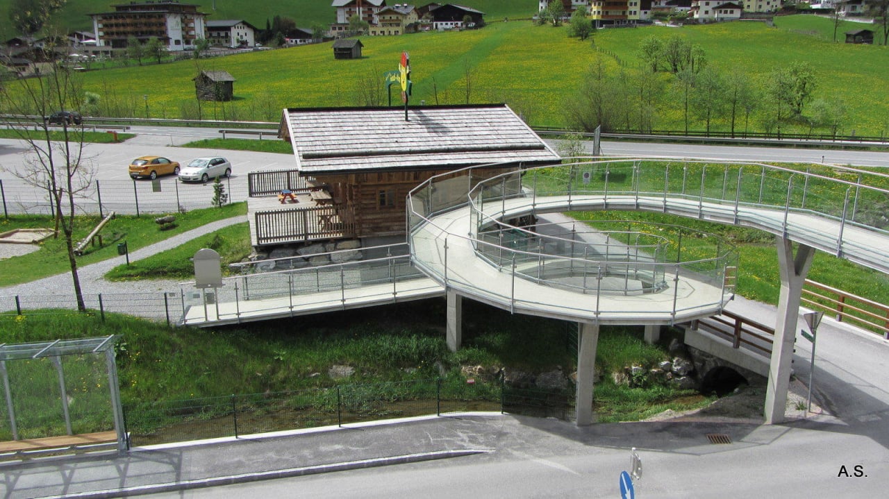 Übergang zum großen Spielplatz von Großarl  Kinderhotel Waldhof