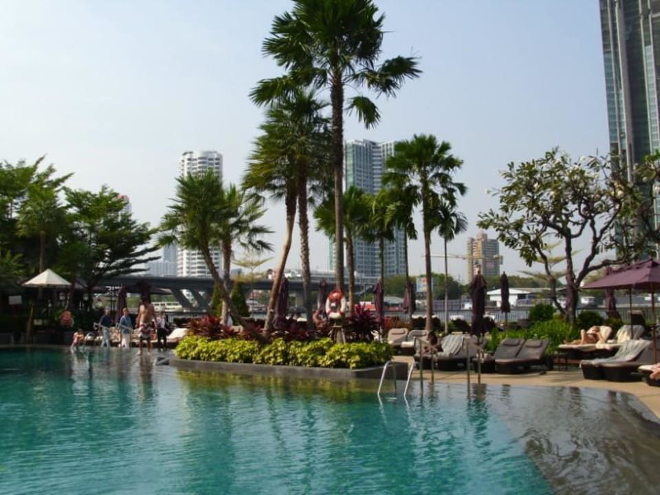 Der gepflegte Poolbereich Shangri-La Hotel, Bangkok