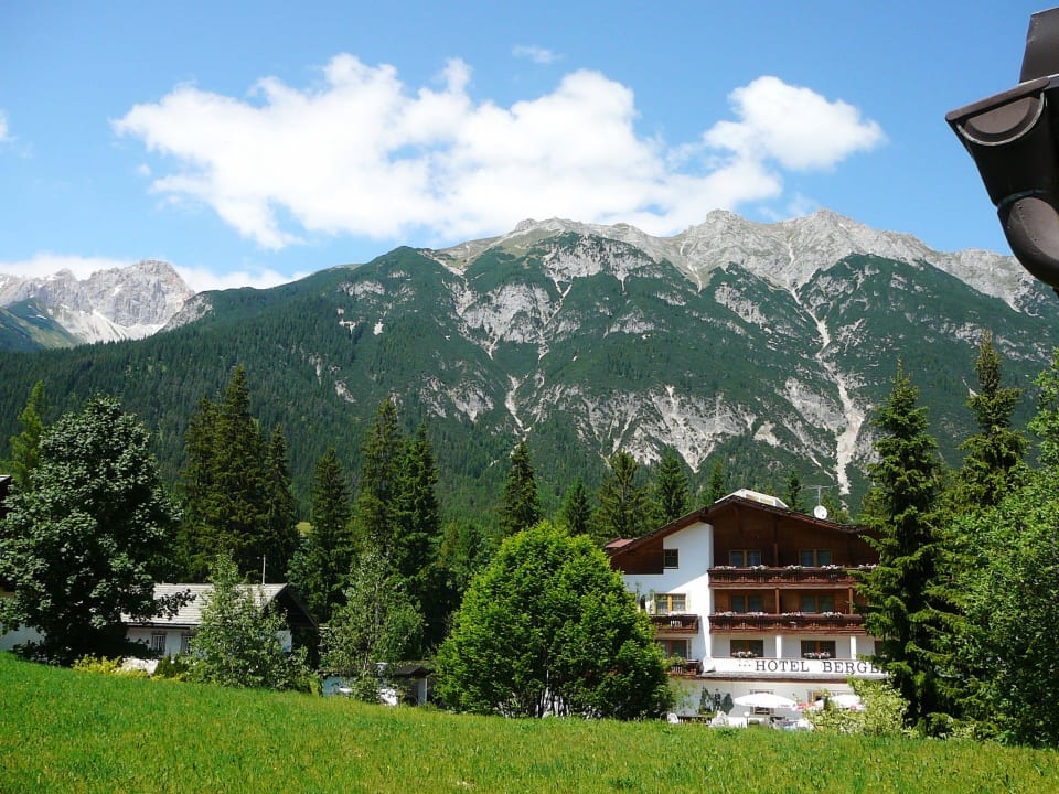 Hotel vor Bergkulisse Bergidyll & Hotel Trofana