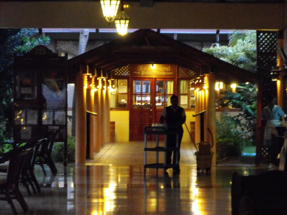 Gang zum Restaurant Grand Palladium Select Bávaro Resort & Spa