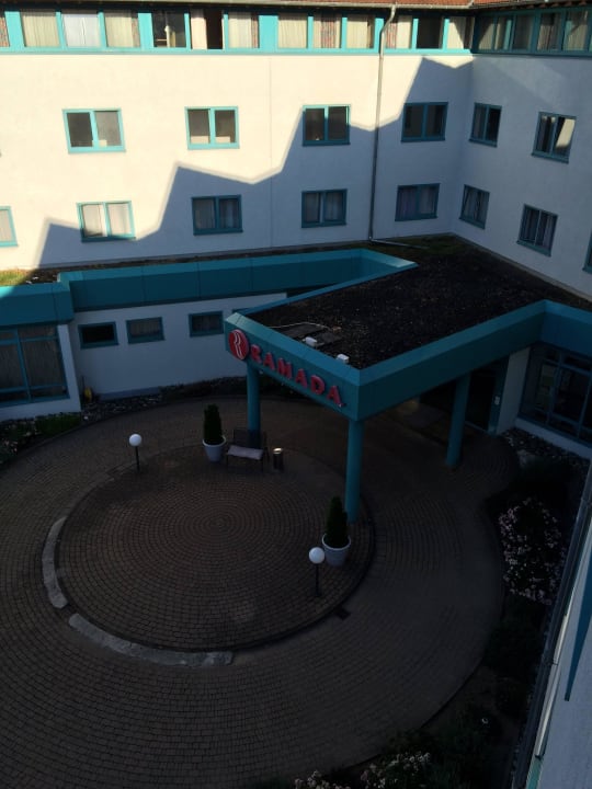 Hoteleingang H+ Hotel Stuttgart Herrenberg