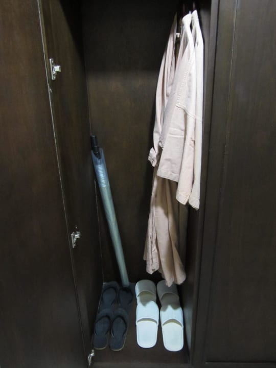 Blick in den Schrank Avani Ao Nang Cliff Krabi Resort