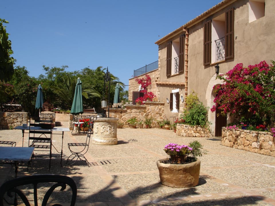Hof mit Tischen und Brunnen Finca Son Marimon