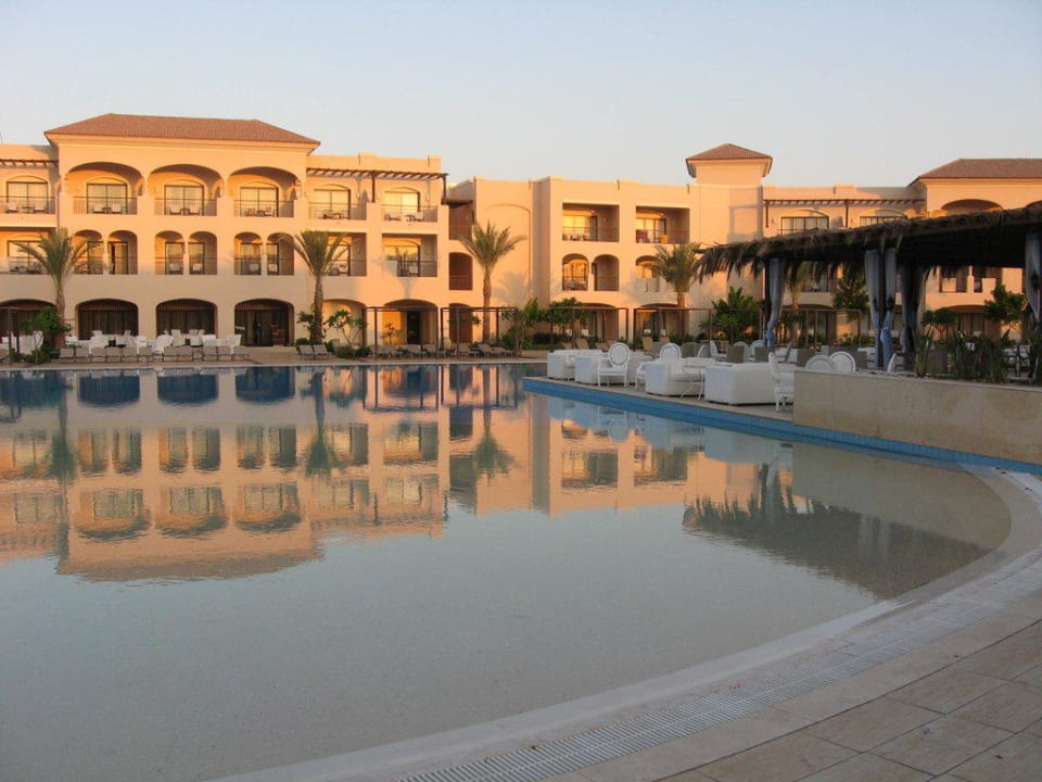 Jeden z wielu bufetów JAZ Aquamarine Resort