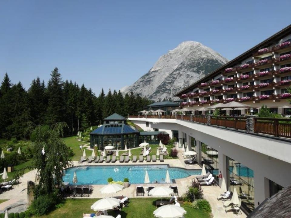 Aussenpool mit Garten Interalpen-Hotel Tyrol