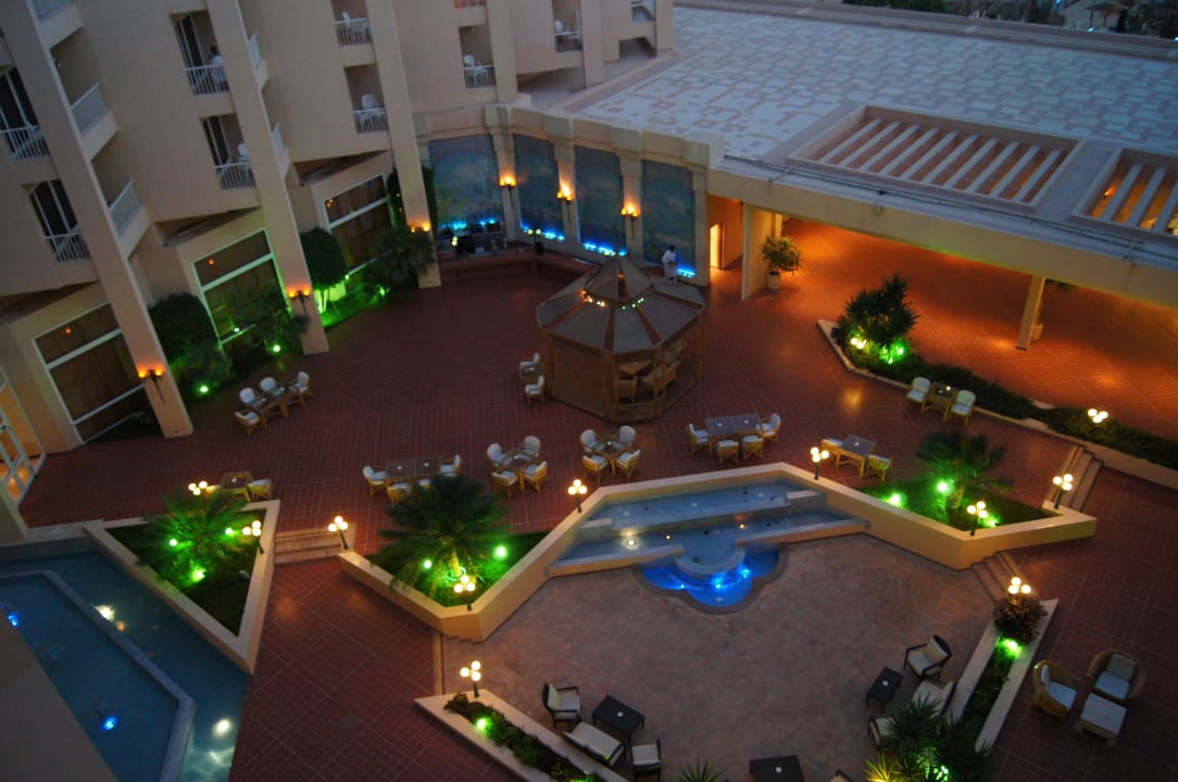 Innenhof mit Bedienung und Shisha Marriott Hurghada Beach Resort