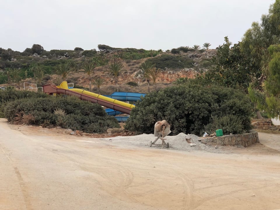 Baustellenplatz mitten in der Anlage Minos Imperial Beach Resort Milatos Crete